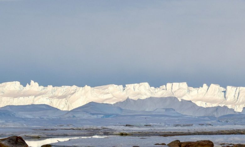 Un lac de la taille d'une ville découvert à des kilomètres sous la plus grande calotte glaciaire de l'Antarctique Par Ben Turner publié le 11 mai 22 Le forage dans le lac permettra aux scientifiques de suivre l'histoire du changement climatique.