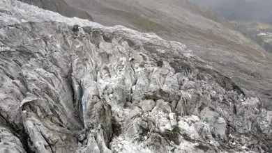 Un morceau géant du glacier du Mont Blanc au bord de l'effondrement, avertissent les autorités Par Yasemin Saplakoglu publié le 27 septembre 19 Les autorités italiennes ont ordonné l'évacuation des refuges de montagne et fermé les routes près du glacier de Planpincieux, qui risque de s'effondrer.
