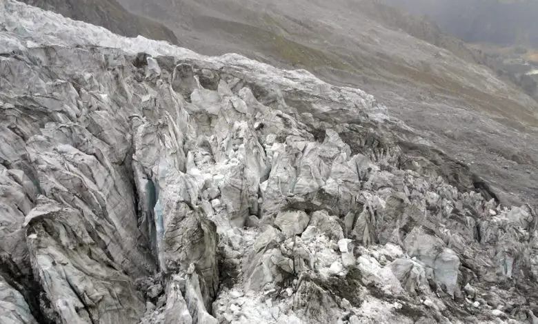 Un morceau géant du glacier du Mont Blanc au bord de l'effondrement, avertissent les autorités Par Yasemin Saplakoglu publié le 27 septembre 19 Les autorités italiennes ont ordonné l'évacuation des refuges de montagne et fermé les routes près du glacier de Planpincieux, qui risque de s'effondrer.