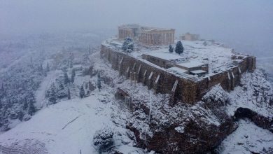 Une neige rare recouvre l'Acropole d'Athènes d'une couverture blanche éblouissante Par Stephanie Pappas publié le 16 février 21 Un temps inhabituel a recouvert l'Acropole de neige mardi 16 février, transformant le site emblématique du patrimoine mondial de l'UNESCO à Athènes en une scène de carte de vœux.