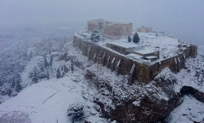 Une neige rare recouvre l'Acropole d'Athènes d'une couverture blanche éblouissante Par Stephanie Pappas publié le 16 février 21 Un temps inhabituel a recouvert l'Acropole de neige mardi 16 février, transformant le site emblématique du patrimoine mondial de l'UNESCO à Athènes en une scène de carte de vœux.