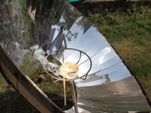 https://www.conserve-energy-future.com/diy-solarpanelcooker.php