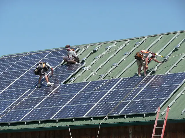 panneaux-solaires-installés-réduire-l-empreinte-carbone