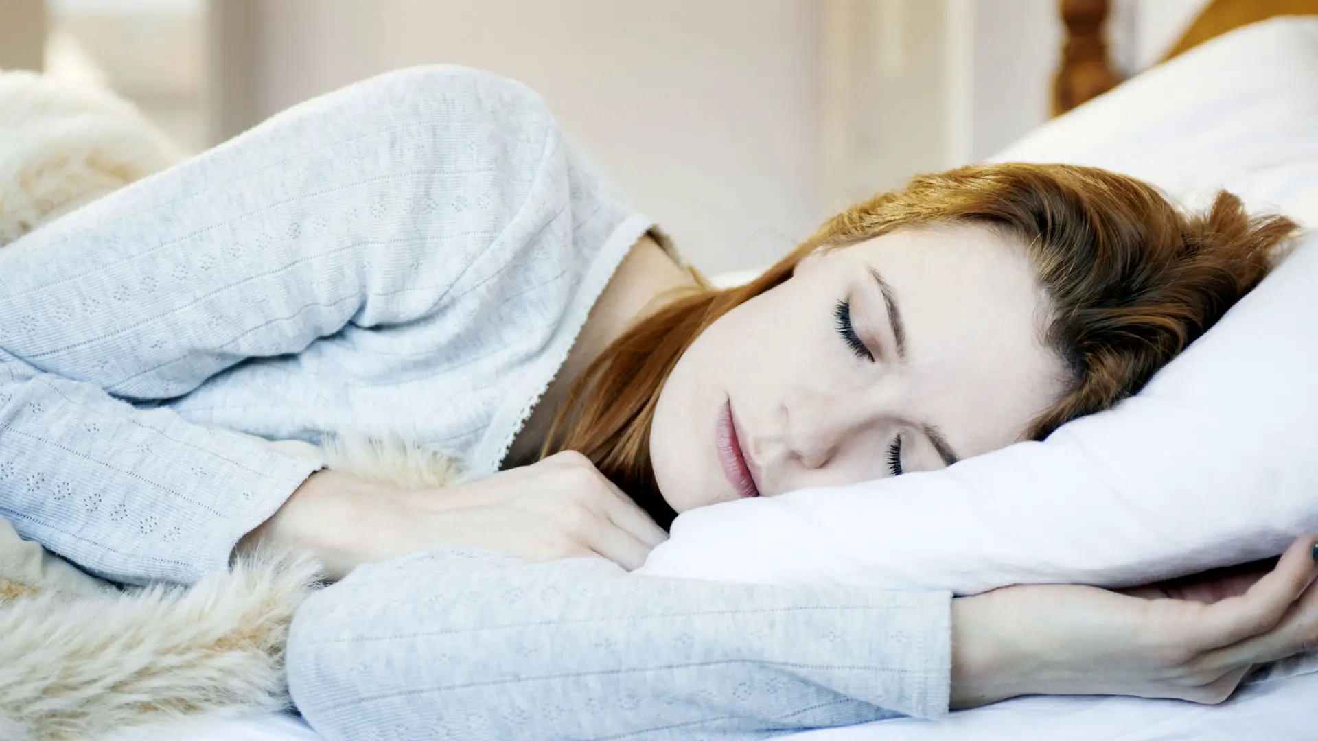 Comment le sommeil affecte-t-il la perte de poids ? l'image montre une femme endormie