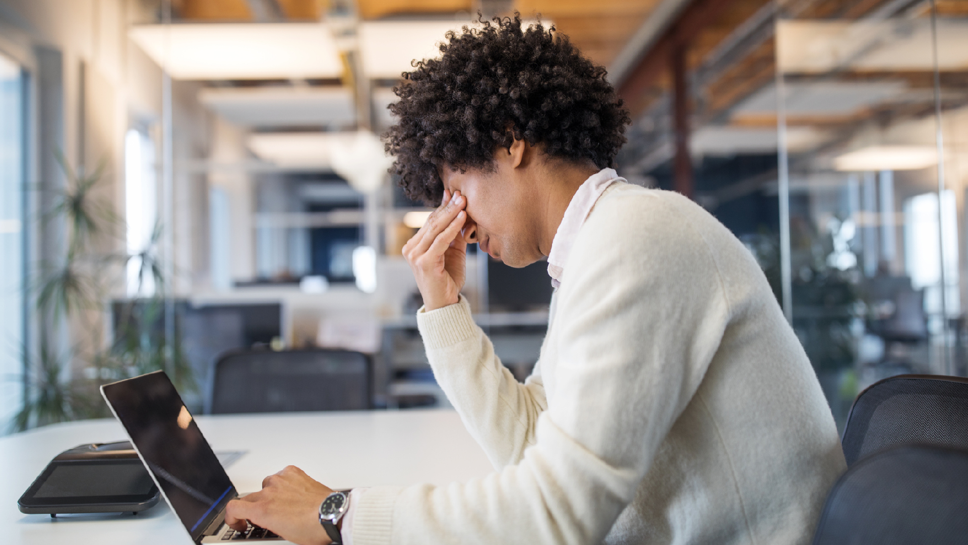 homme travaillant dans un bureau stressé