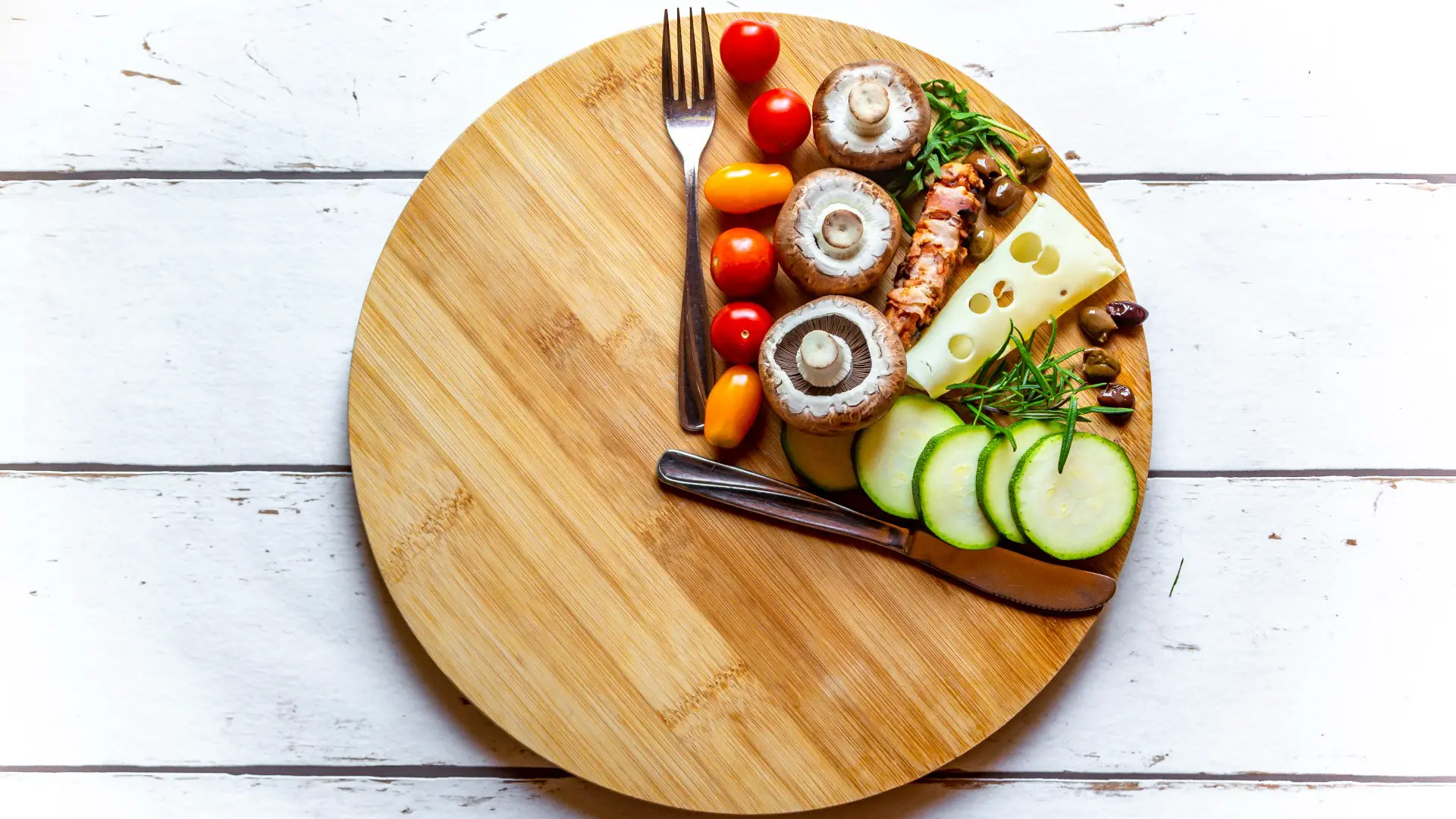 Planche ronde en bois avec un quart de portion de légumes symbolisant le jeûne intermittent