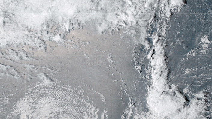 Le satellite GOES-17 a capturé des images d'un nuage parapluie généré par l'éruption sous-marine du volcan Hunga Tonga-Hunga Ha'apai le 15 janvier 2022. Des ondes de choc en arc en forme de croissant et de nombreux éclairs sont également visibles.