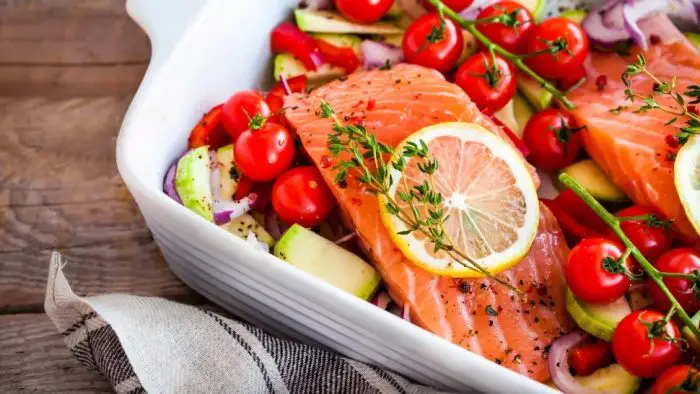 les poissons gras comme le saumon, le thon frais, la truite, le maquereau et les sardines sont des sources utiles de vitamine D