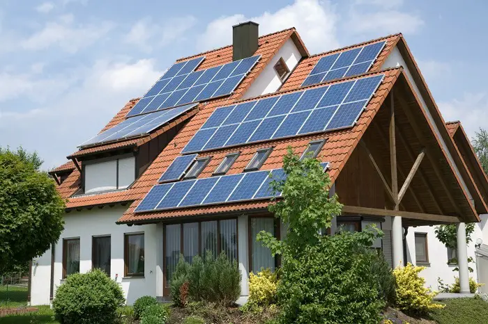 Les panneaux solaires provoquent-ils des fuites sur les toits (et les raisons possibles)?