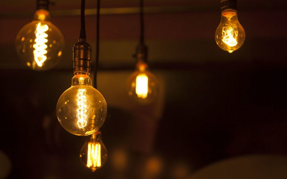 Les Ampoules électriques Sontelles Recyclables ? (et 3 Façons De S'en Débarrasser) Duraabl