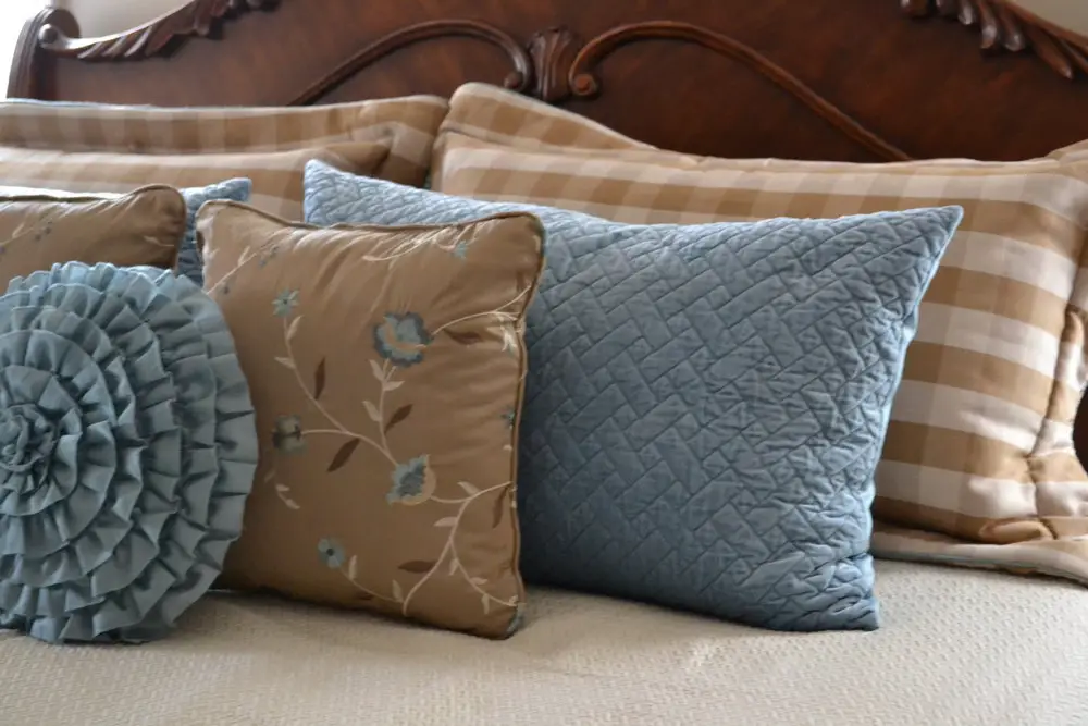 Купить подушки 5. Красивые декоративные подушки. Необычные диванные подушки. Подушка интерьерная. Дизайнерские декоративные подушки.