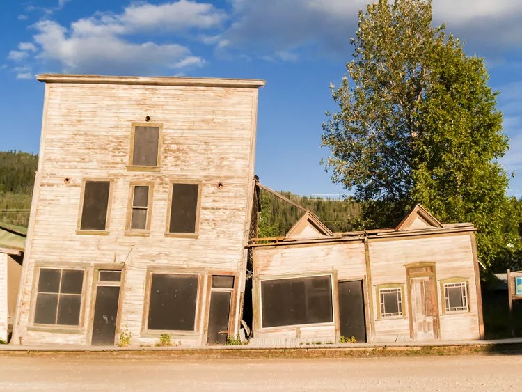 Deux bâtiments abandonnés s'effondrent l'un sur l'autre en raison de l'évolution du pergélisol souterrain.