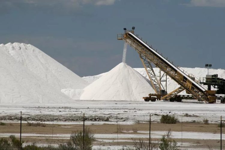 Certaines mines de sel extraient les dépôts mécaniquement. D'autres mines de sel utilisent une méthode d'injection et de pompage de l'eau pour remonter la boue salée qui est ensuite filtrée et évaporée pour récolter le sel.