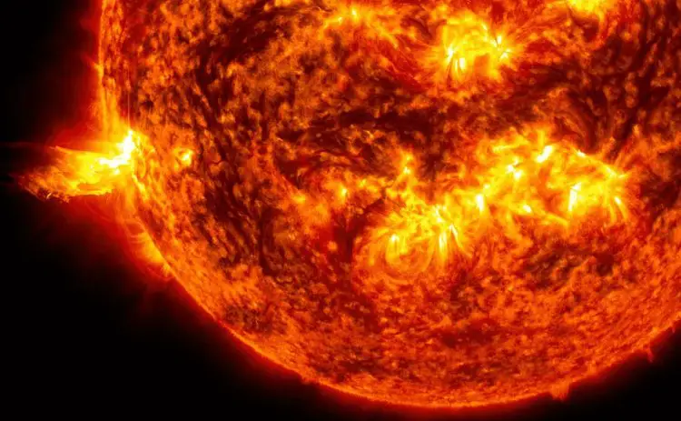 La fusion nucléaire du soleil éclaire, réchauffe et alimente la planète Terre.