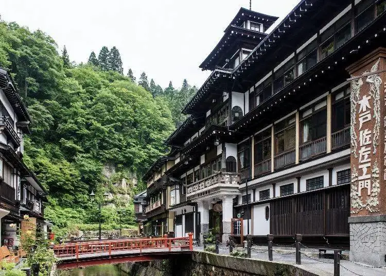 Ginzan Onsen est rempli d'auberges ryokan pittoresques et d'autres bâtiments qui vous transporteront dans un monde magique.