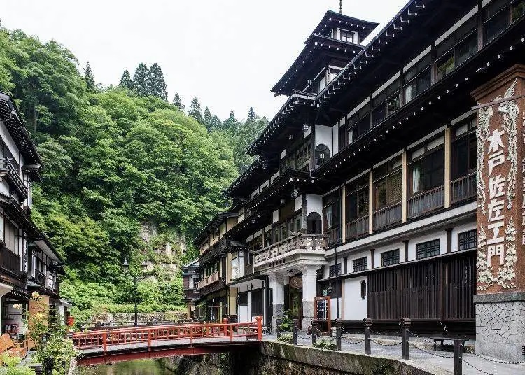 Ginzan Onsen est rempli d'auberges ryokan pittoresques et d'autres bâtiments qui vous transporteront dans un monde magique.