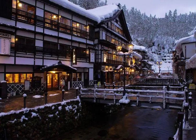 En hiver, les rues de Ginzan Onsen sont envahies par des volutes de vapeur, ce qui donne un paysage urbain de rêve.