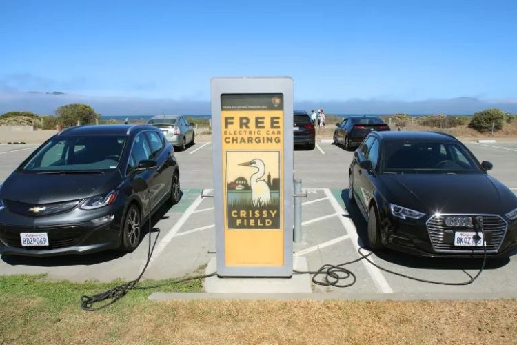 Une station de recharge gratuite pour voitures électriques près du centre Crissy Field à San Francisco
