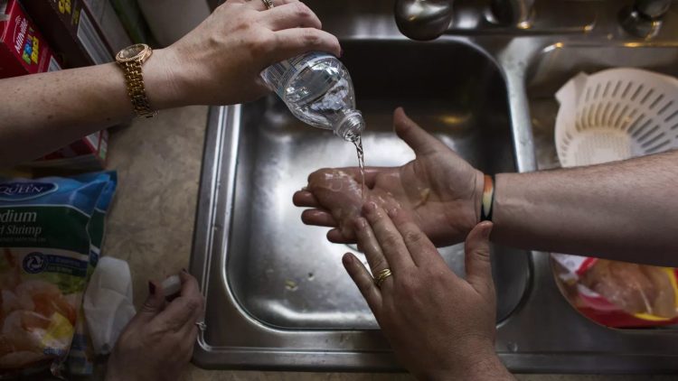Craignant d'utiliser l'eau du robinet pour laver leurs aliments, Melissa et Adam Mays, habitants de Flint, préparent leurs repas avec de l'eau en bouteille.