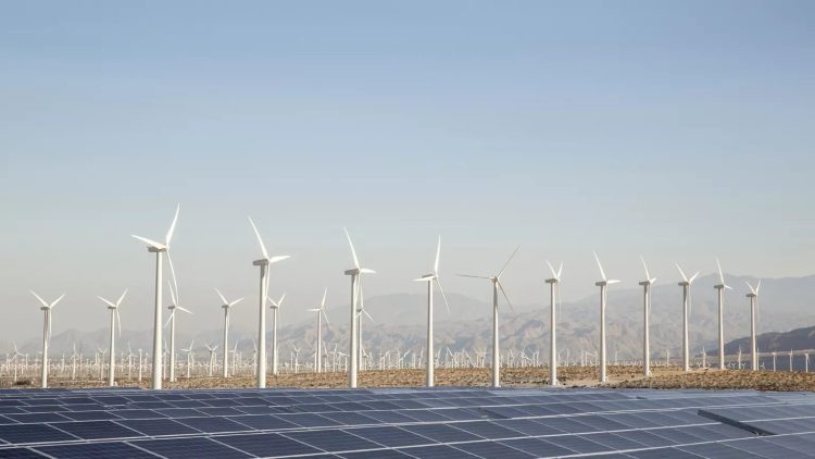 Éoliennes et grand panneau solaire à Palm Springs, Californie