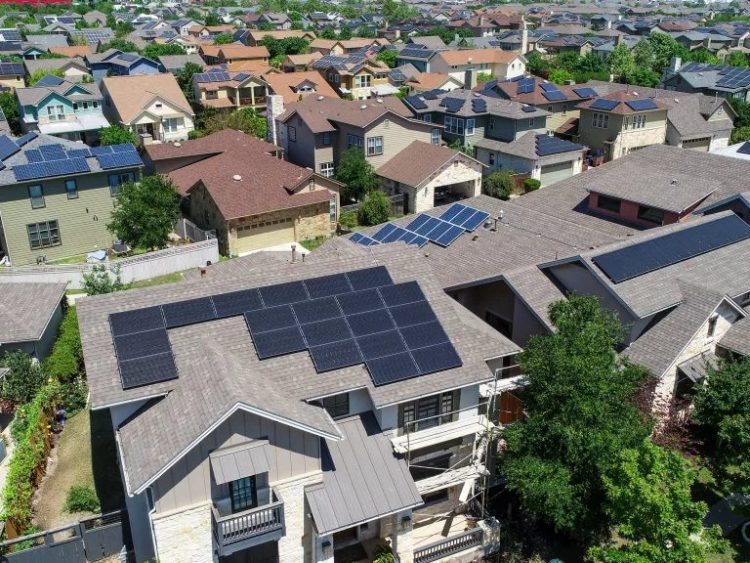 Panneaux solaires sur les toits d'East Austin, Texas