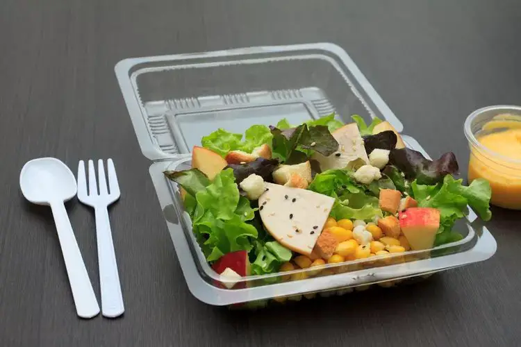 Les récipients en plastique pour les plats à emporter peuvent techniquement être recyclés si l'on procède de la bonne manière.