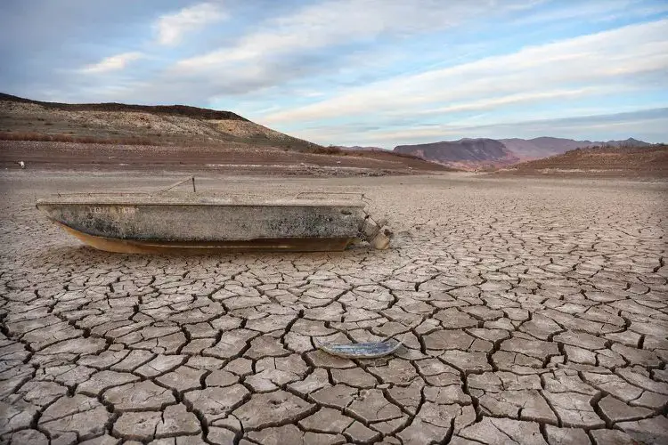 La baisse des niveaux d'eau du lac Mead est le résultat d'une méga-sécheresse alimentée par le changement climatique et d'une augmentation de la demande en eau dans le sud-ouest des États-Unis.