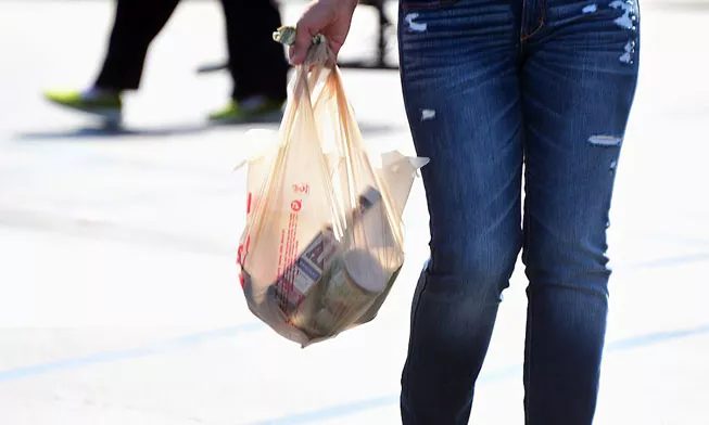 Les sacs en plastique sont peut-être pratiques pour nous, mais ils ne le sont pas vraiment pour l'environnement.