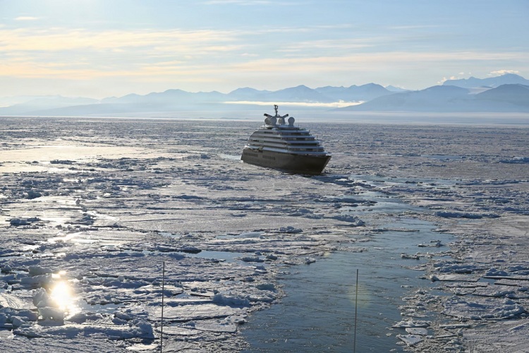 Un paquebot de croisière pris au piège dans une épaisse couche de glace près de l'Antarctique